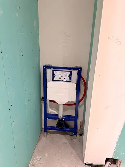 Bâti-support de WC suspendu fixé dans une niche, avant habillage