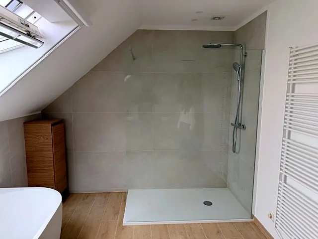 Douche à l'italienne avec paroi vitrée sous pente de toit
