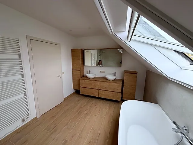 Meuble double vasque en chêne et miroir, salle de bain sous toiture